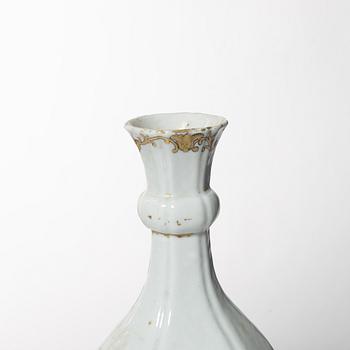 Flaska, vapenporslin. Qingdynastin, 1700-tal.