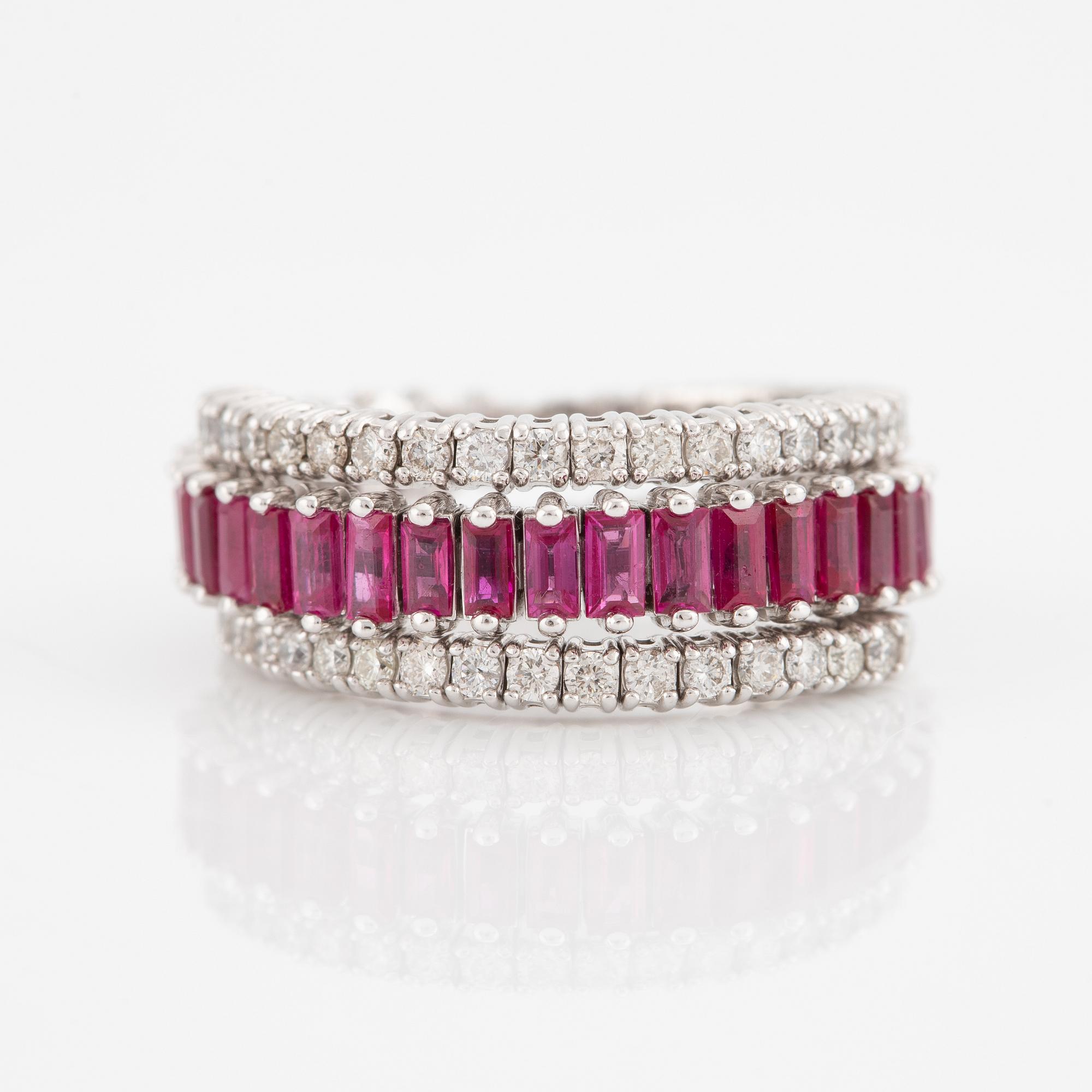 Ring, 18K vitguld med rubiner och briljantslipade diamanter.