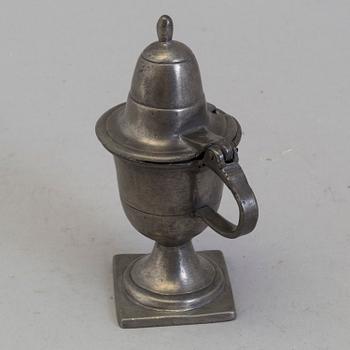 AN 18TH CENTURY PEWTER MUSTARD POT.