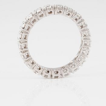 RING, 18K vitguld med 21 briljantslipade diamanter ca 2.35 ct. Vikt 3,7 gram.