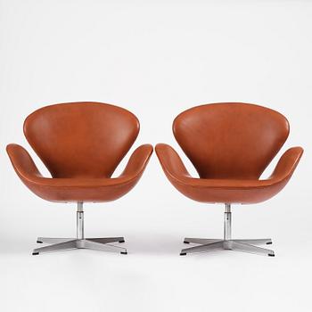 Arne Jacobsen, fåtöljer, ett par, "Svanen", Fritz Hansen, Danmark, 1980.