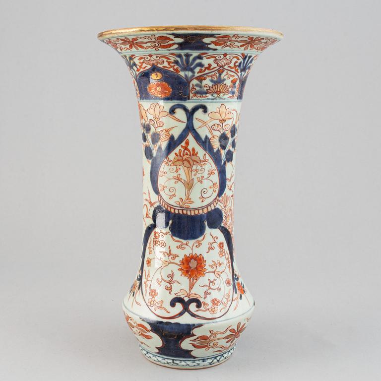 An imari vase, Japan, 19th century.