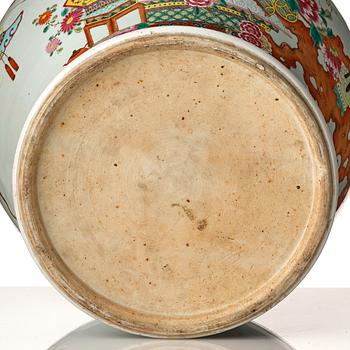 Golvurna med lock, porslin. Qingdynastin, 1800-tal.