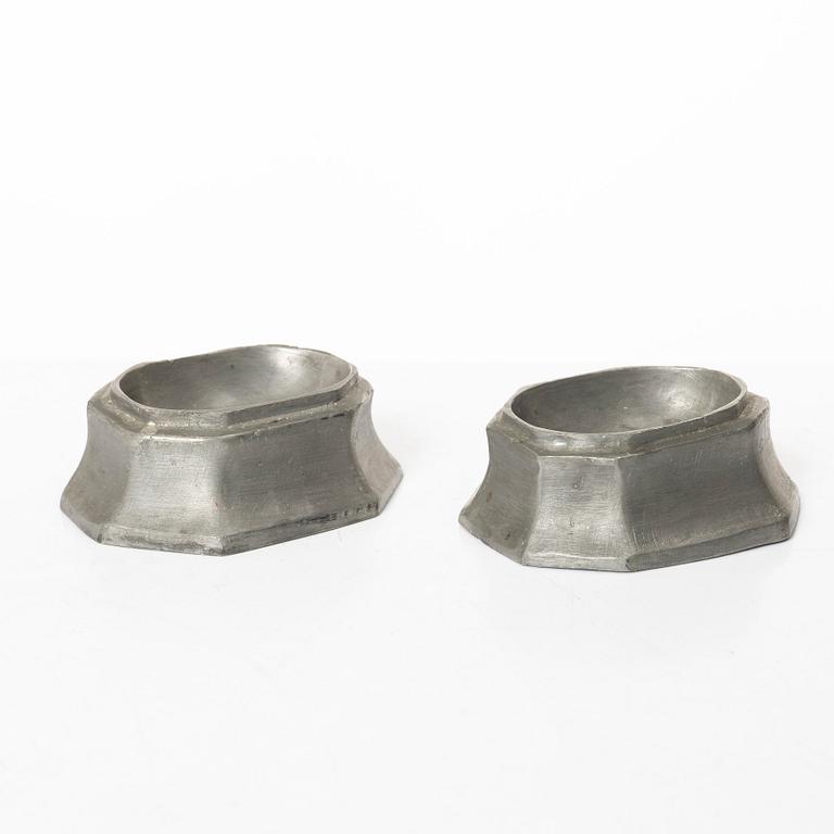 Rokoko, A pair of Swedish pewter salt cellars, 18th century.