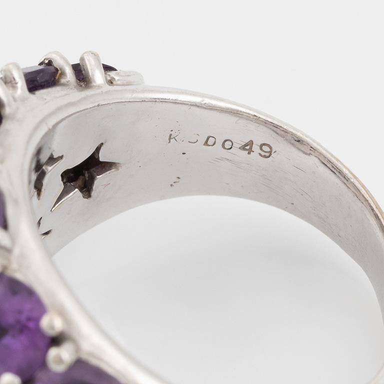 Ring with amethysts and brilliant-cut diamonds.