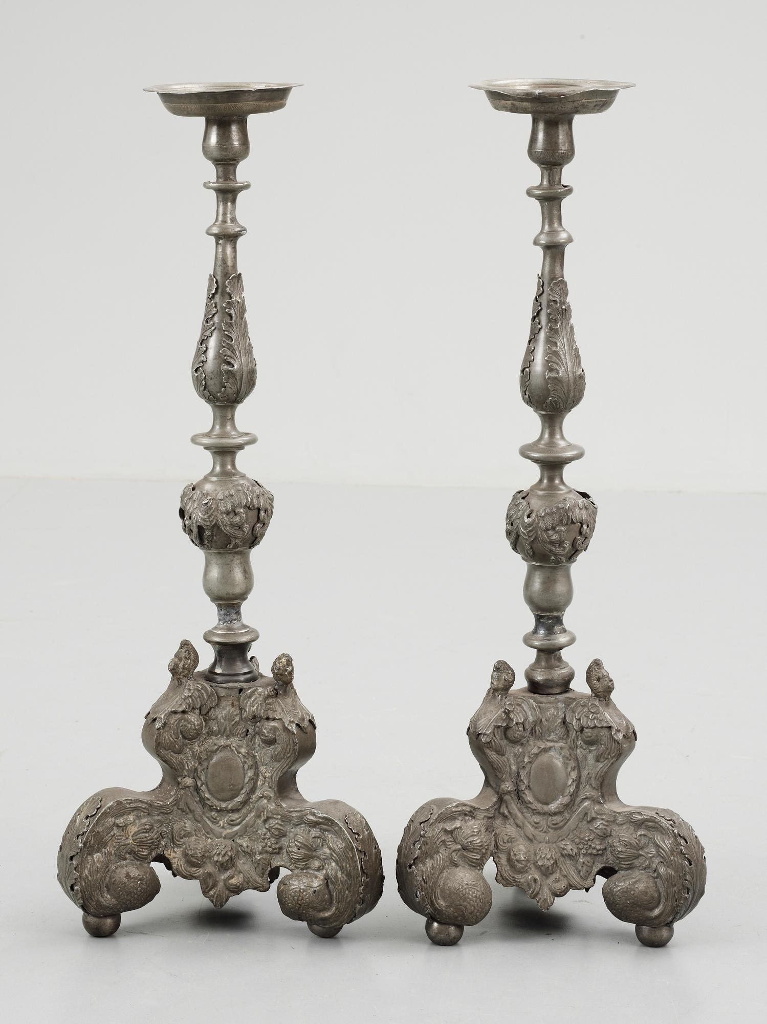 ALTARSTAKAR, ett par, tenn. Barockstil, 1800-tal.