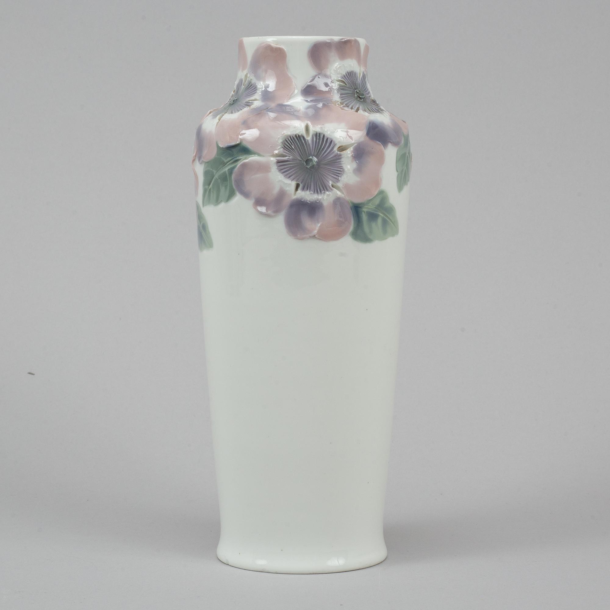 MELA ANDERBERG, porcelaine vase, first half of the 20th century.