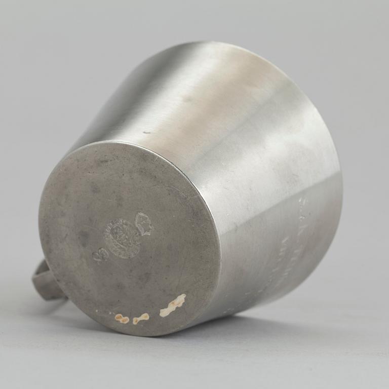 SKÅL MED LOCK SAMT MUGG, tenn, Firma Svenskt tenn respektive Guldsmedsaktiebolaget GAB, Stockholm 1931 och 1930.