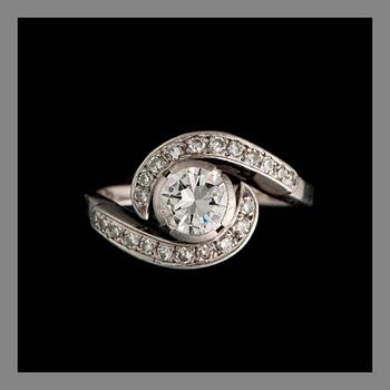 A RING, 18K white gold, brilliant cut diamond. A. Tillander, Helsinki 1966. Weight c. 5.1 g.