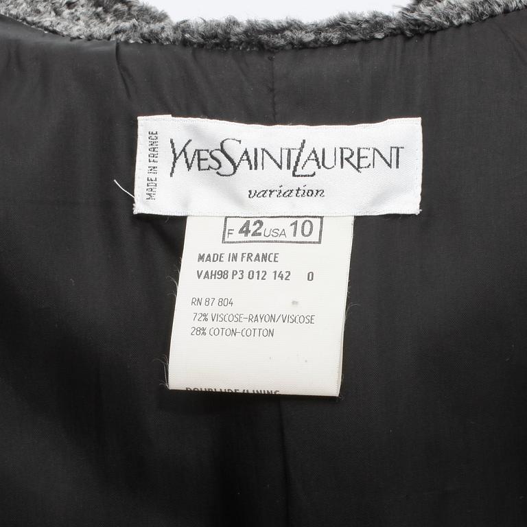 YVES SAINT LAURENT, a grey jacket. Size 42.