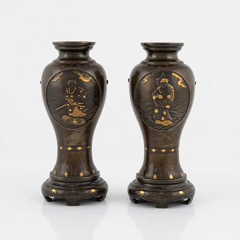 Vaser, ett par, brons, Japan, omkring 1900.