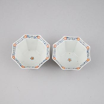 A pair of Japanese kakiemon bowls, 19th century.