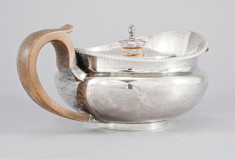 TEKANNA, silver, London, oidentiferad mästarstämpel, 1807, vikt 777 g.