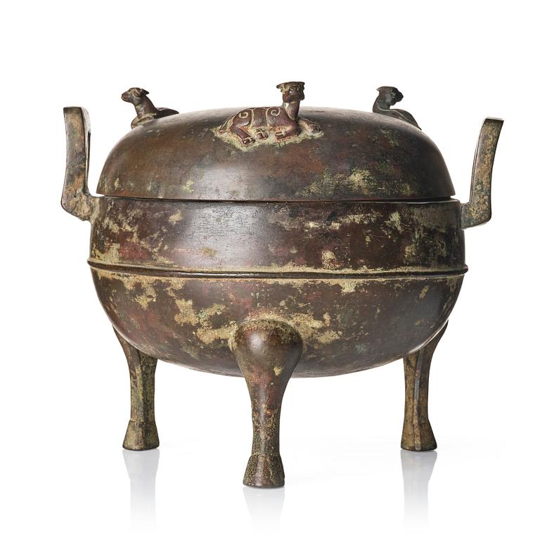 An archaistic bronze ritual tripod vessel and cover 'Ding', Song/Ming dynasty.