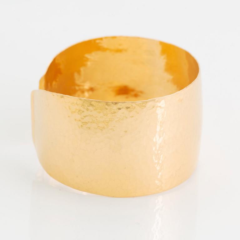 An 18K gold bangle.