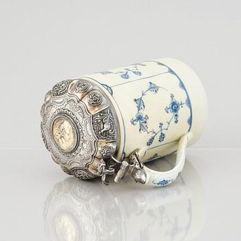 A Norwegin tankard with silver lid by Jens Jacob Bechmann, Skien 1780, porcelain Royal Copenhagen.