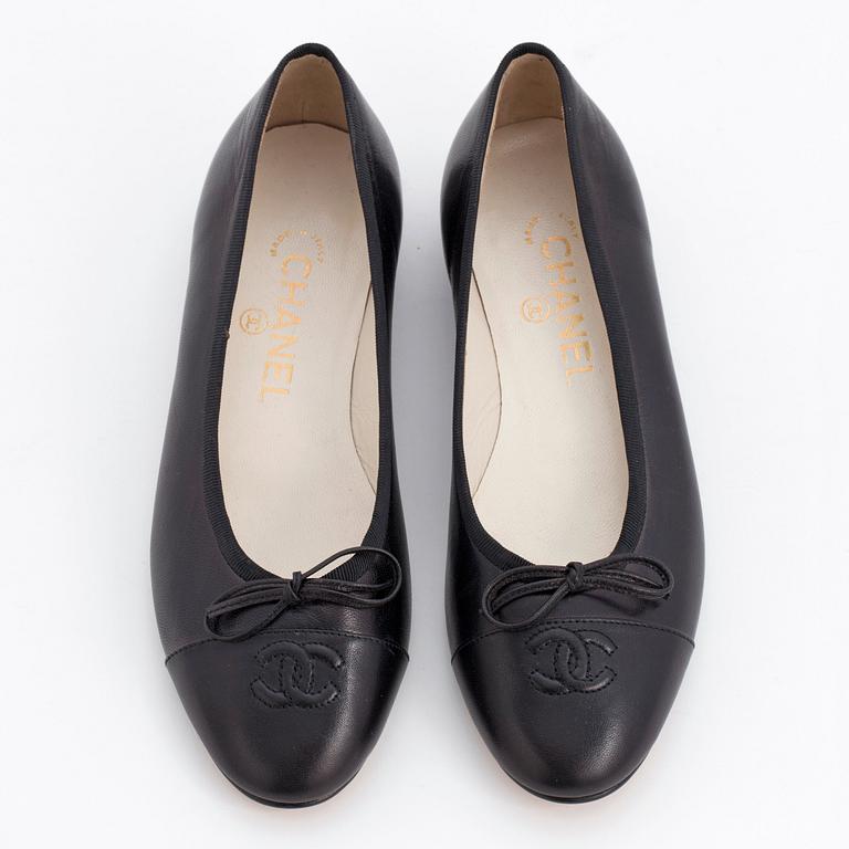 CHANEL, a pair of black leather ballet flats. Size 37.