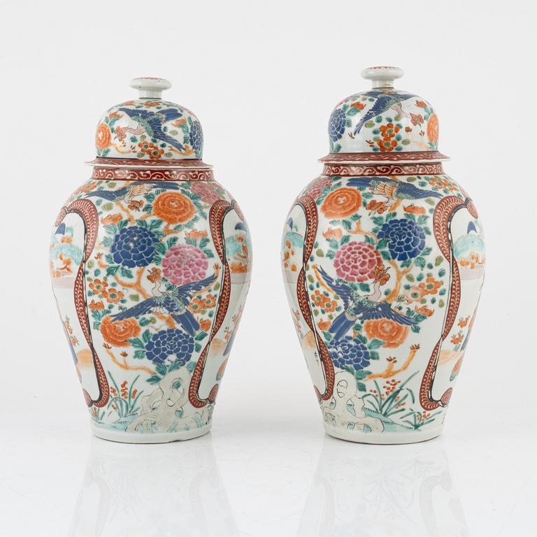 A pair of lidded porcelain urns, Japan, early 20th century.