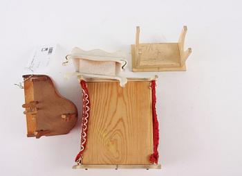 DOCKMÖBLER, trä, 4 st, 1900-tal.