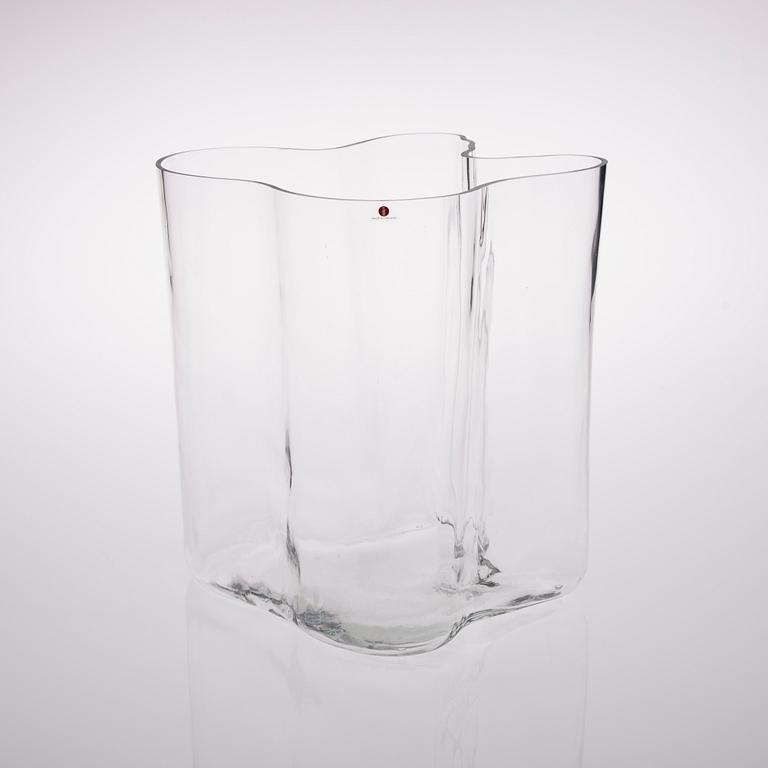 VAS, "Aalto"-vas. Sign. Alvar Aalto 75/1990.