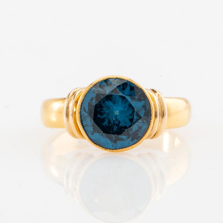 Ring 18K gold with faceted blue glass.