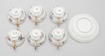 TEKOPPAR, 6 st samt 1 FAT, porslin, Kina, Qianlong (1735-1796).