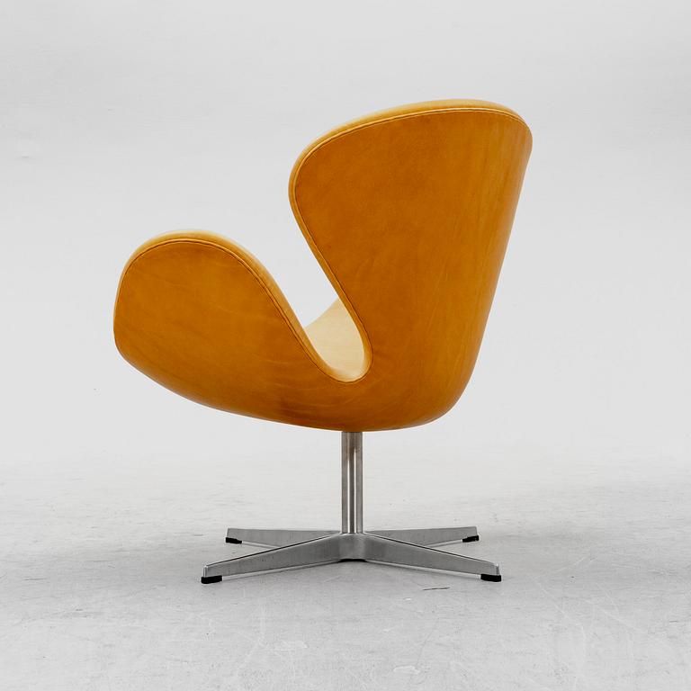 Arne Jacobsen a "Svanen" (Swan) leather swivel chair for Fritz Hansen dated 2002.