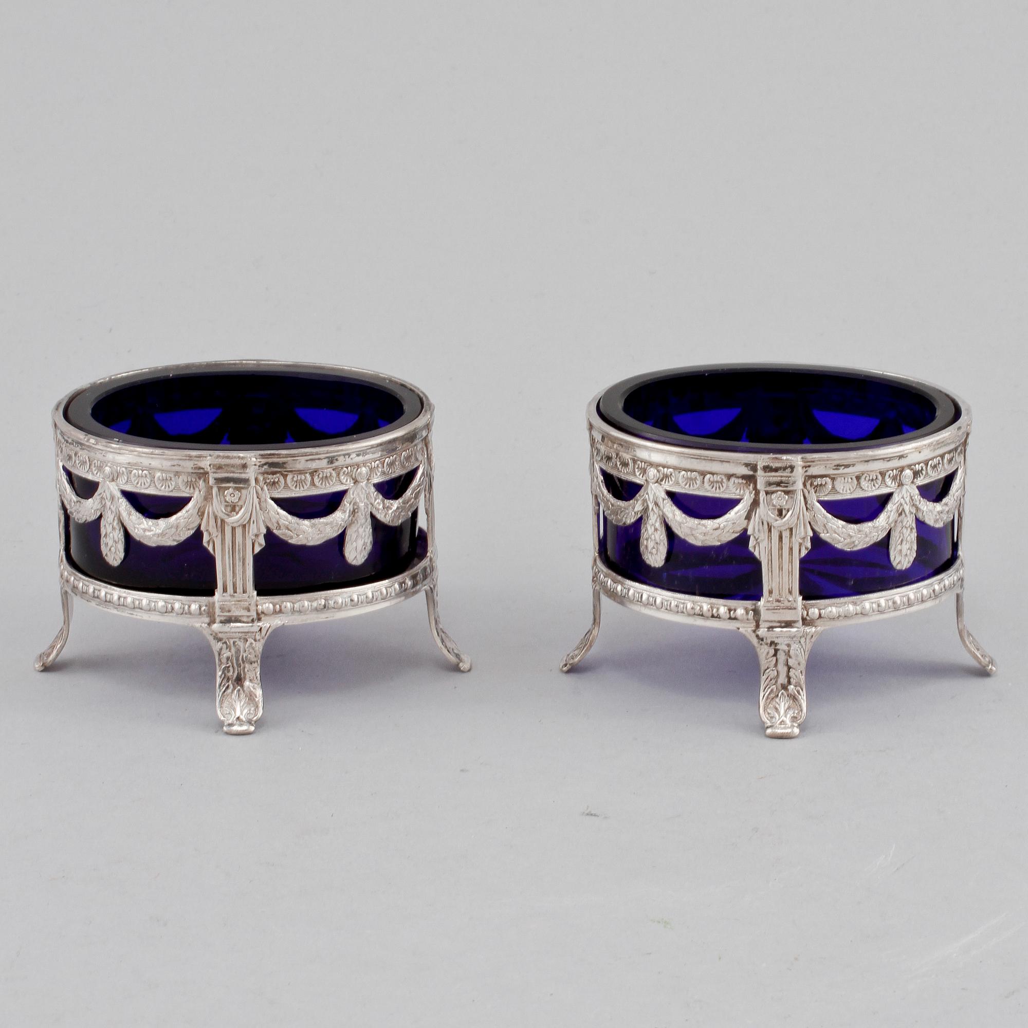 SALTKAR, ett par, silver med blå glasinsatser, Möllenborg, Stockholm, 1911. Silvervikt 90 g.