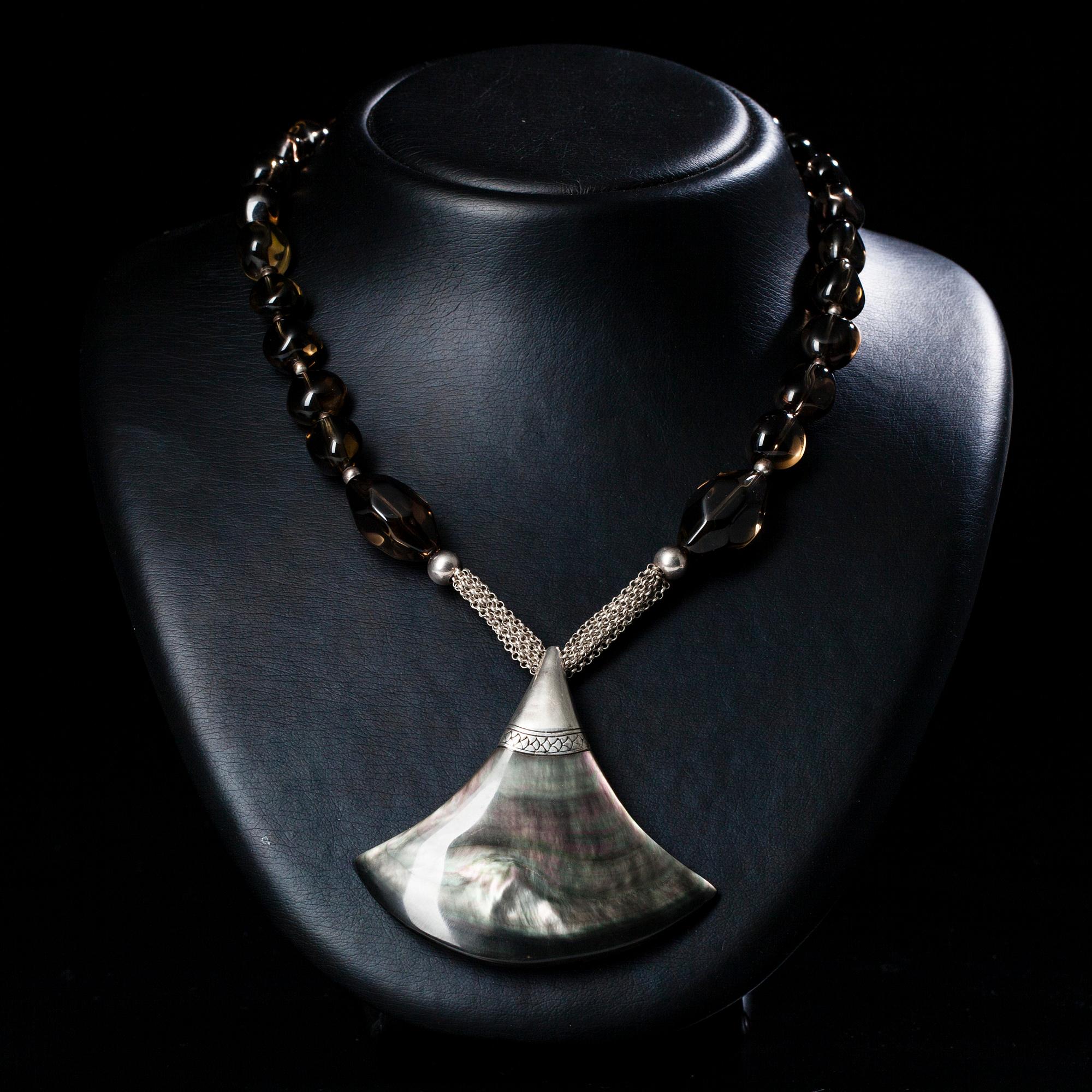HALSSMYCKE, rökkvarts, pärlemor, silver. Claude Dasque Frankrike, 1900-talets slut.