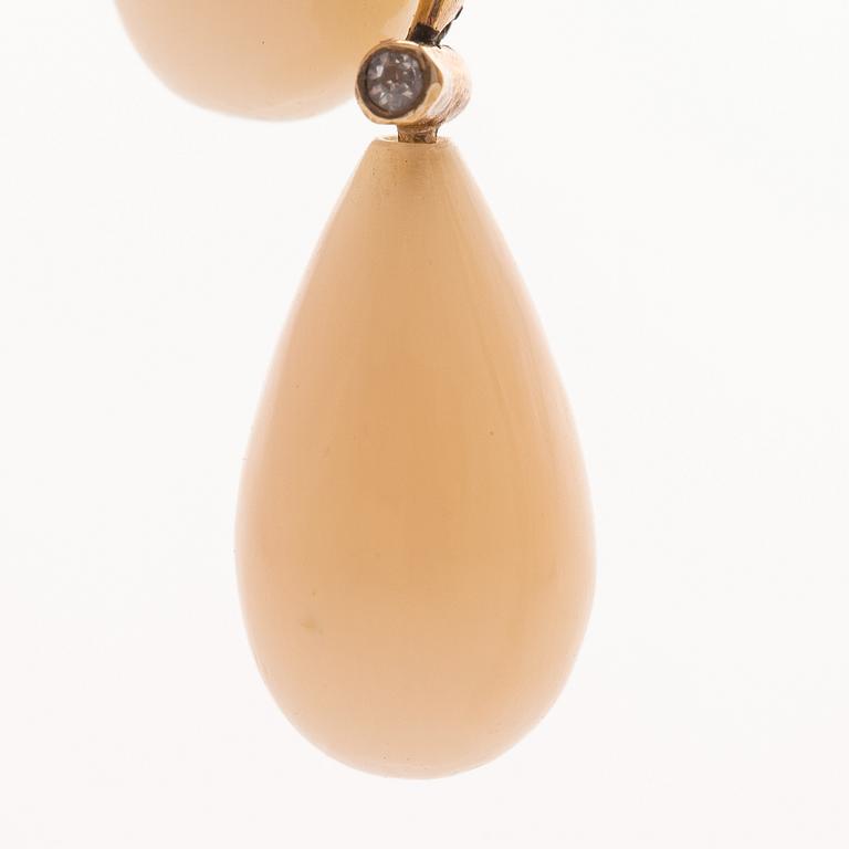 An 14K gold collier with old-cut diamonds ca. 1.90 ct in tot and pearls. Austria-Hungary, turn of the 20th century.