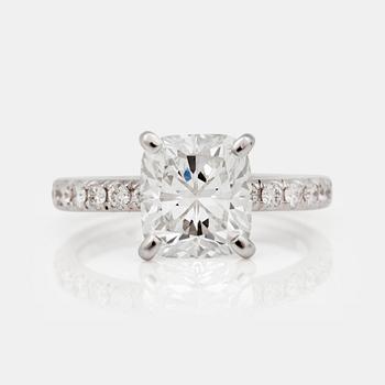 1241. A 3.02ct cushion-cut diamond ring. Quality H/VVS2 according to HRD certificate. Pavé-set diamonds 0.72ct in total.