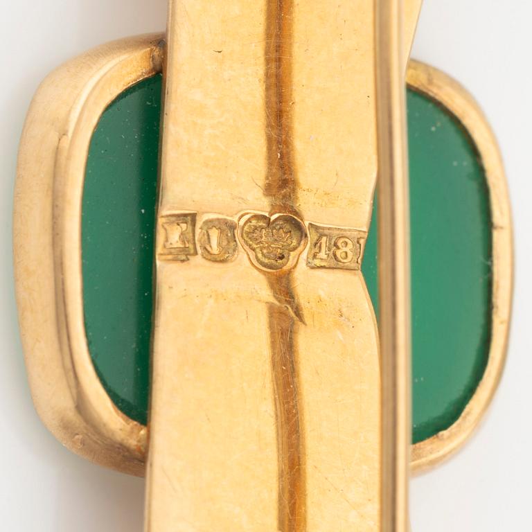 Brooch, 18K gold with green stone.