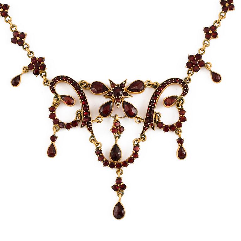 COLLIER, förgyllt silver med fasettslipade granater. 1900-talets första hälft.