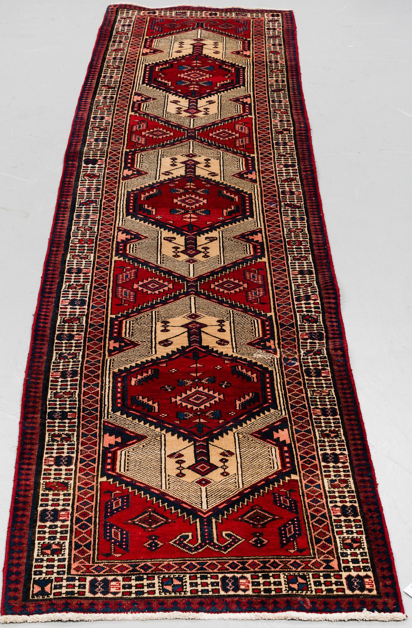 A Sarab runner, ca 394 x 100 cm.