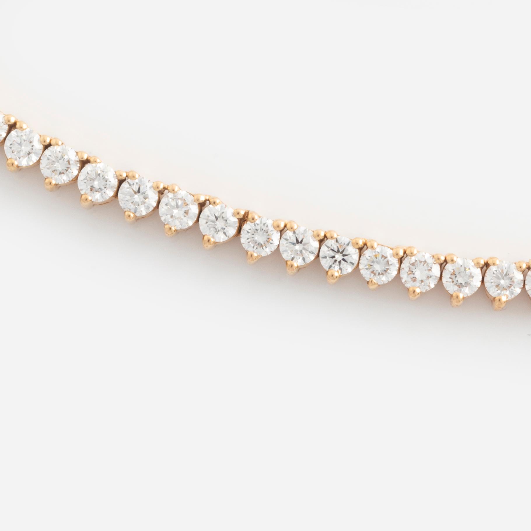 An 18K gold rivière necklace set with round brilliant-cut diamonds.