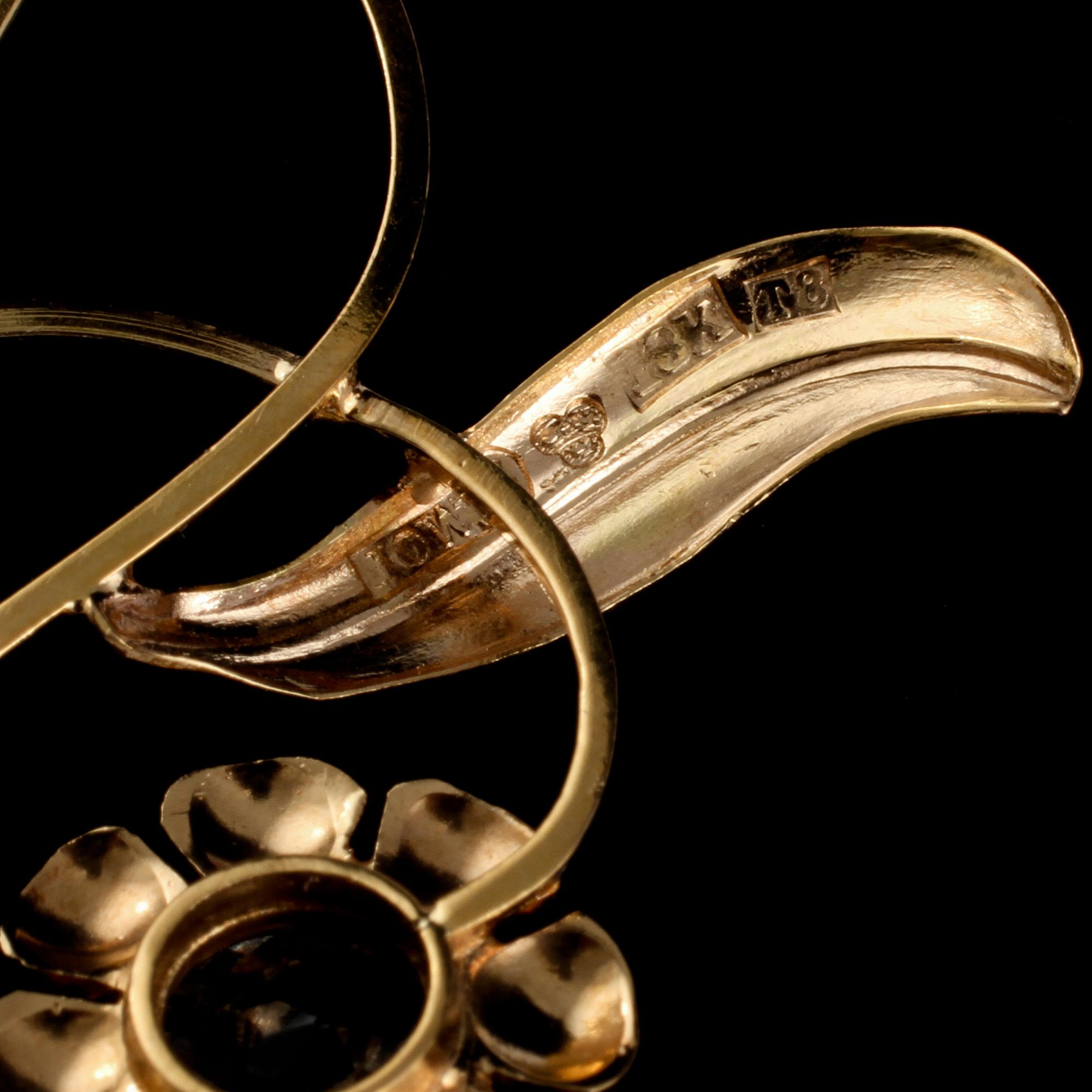 BROSCH, 18k guld med fasettslipade syntetiska spineller, Oskar Waleby, Stockholm, 1945. Vikt 7 g.