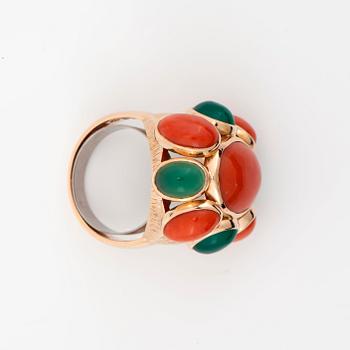 A cabochon-cut coral and green agate ring.