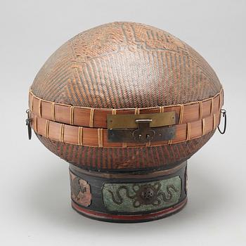 A chinese basket, early 20th century.