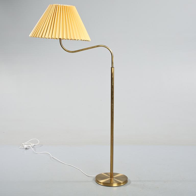 GOLVLAMPA, modell 2368/2148 "Stora kamelen", Josef Frank, Firma Svensk Tenn, formgiven 1939.