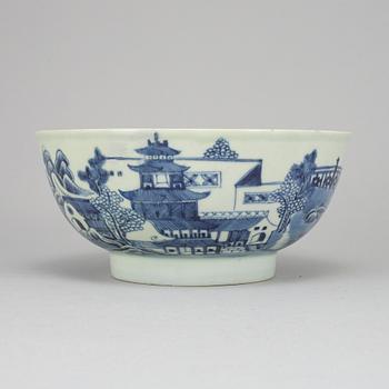 A blue and white bowl, Qing dynasty, Qianlong (1736-95).