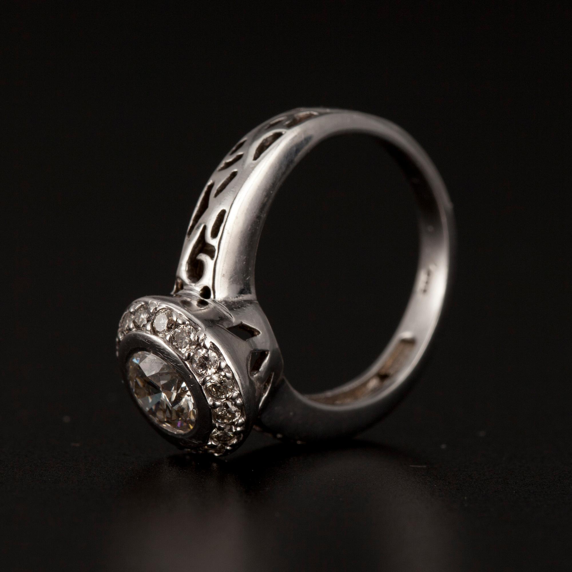 RING, vitguld 14K, briliantslipade diamanter totalt 0,76 ct. (1x 0,60 ct och 16x 0,01ct).
