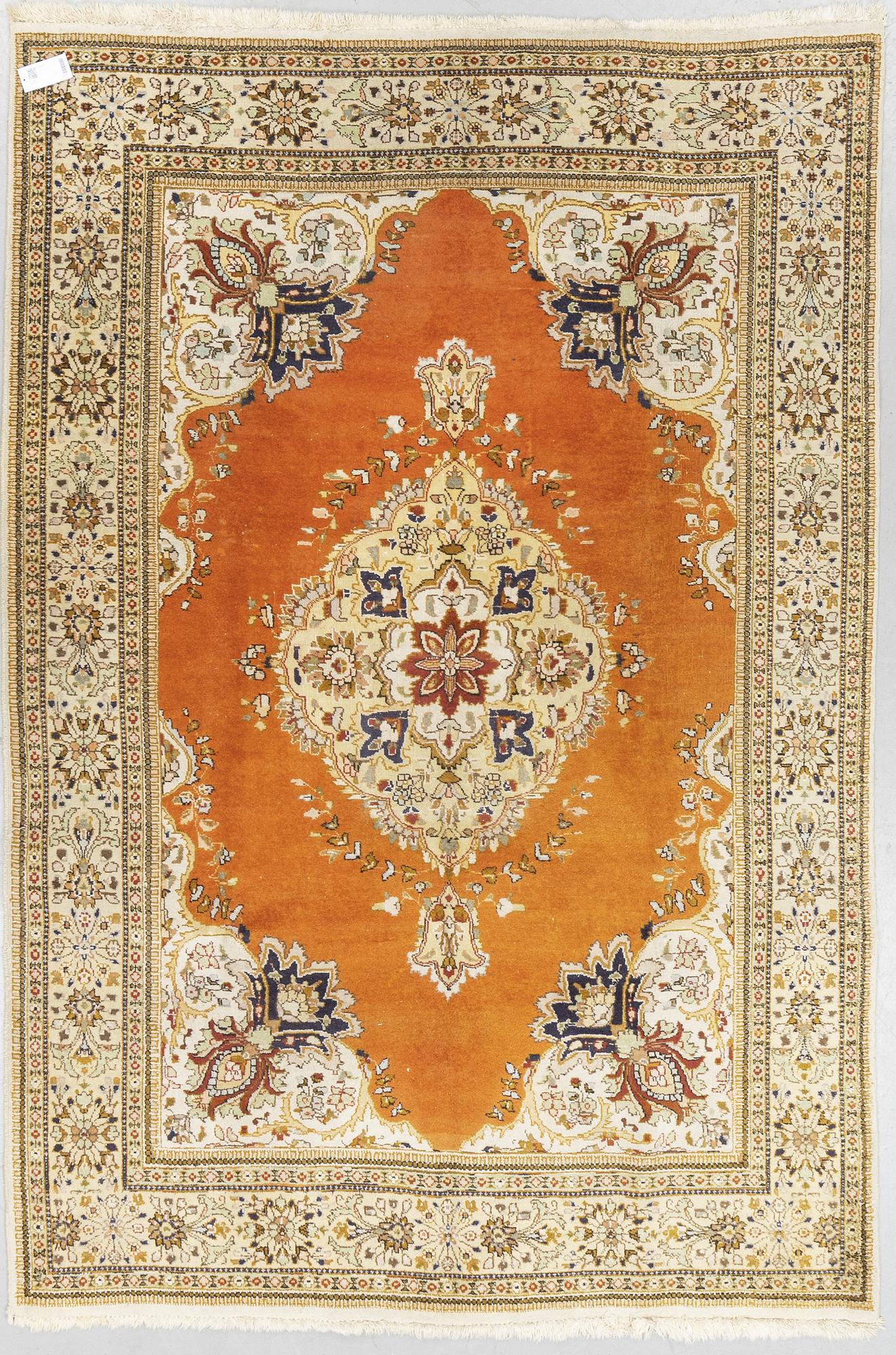 Matta, old,  täbris, möjligen tabatabai, ca 273 x 182 cm.