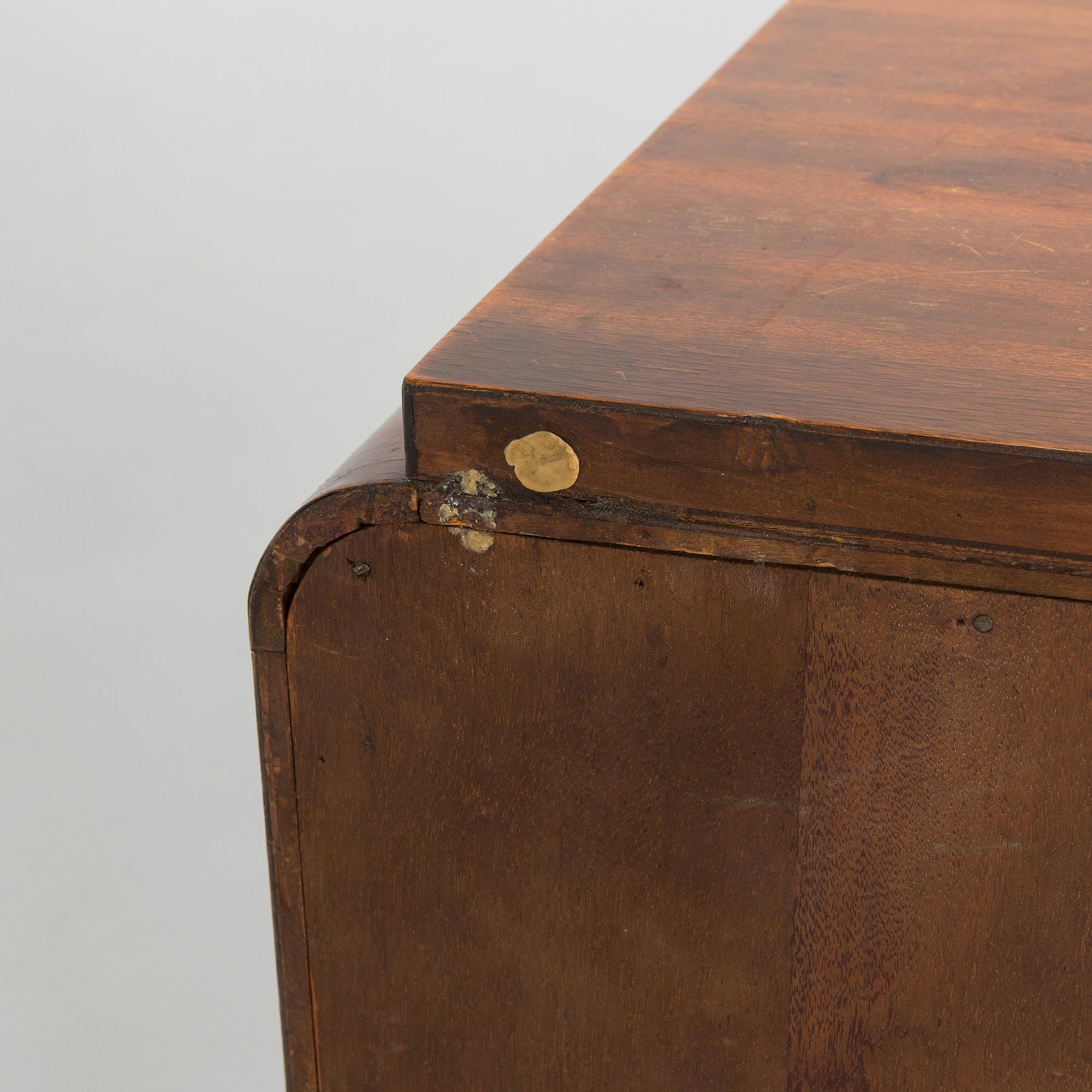 Lauri Järveläinen, kirjakaappi, Tampereen Höyrypuuseppä oy, Tampere 1920-luku.