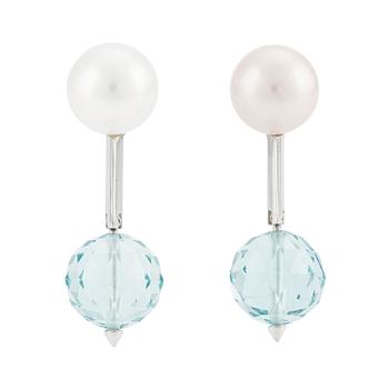A pair of cultured pearl earrings with 18K gold pendants with faceted aquamarines, Gaudy.