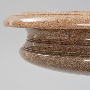 A massive Gardenurn, red Bohus granite, made circa 1905. Empire style.