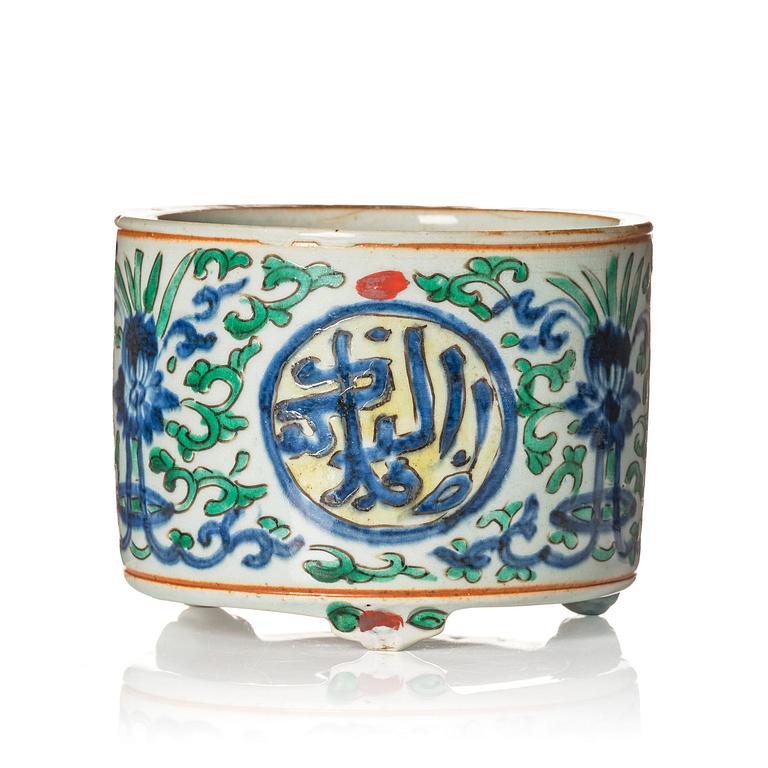 A wucai censer for the 'Islamic' market, Transition, 17th Century.