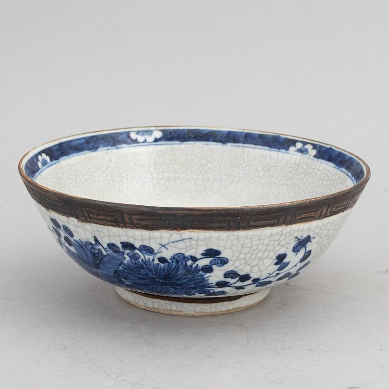 A group of Chinese blue and white porcelain vases and a bowl, 20th century.