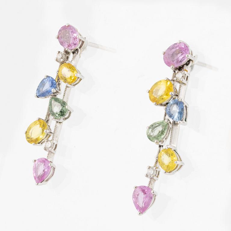 Earrings in 18K white gold set with drop-cut and oval-cut sapphires of various colours and brilliant-cut diamonds.