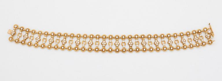 A Van Cleef et Arpels necklace in 18K gold set with round brilliant-cut diamonds, possibly a special order.