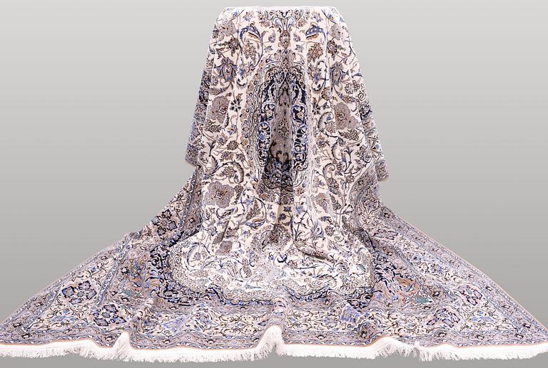 Nain part silk, 6LAA, signed, ca 392 x 300 cm.